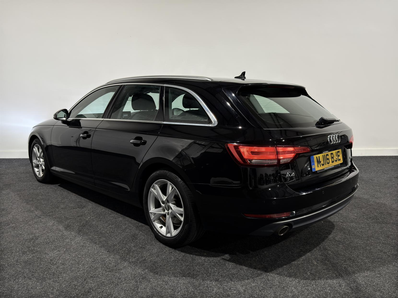 Audi A4 Avant 2.0 TDI ultra Sport Estate 5dr Diesel Manual Euro 6 (s/s) (150 ps)