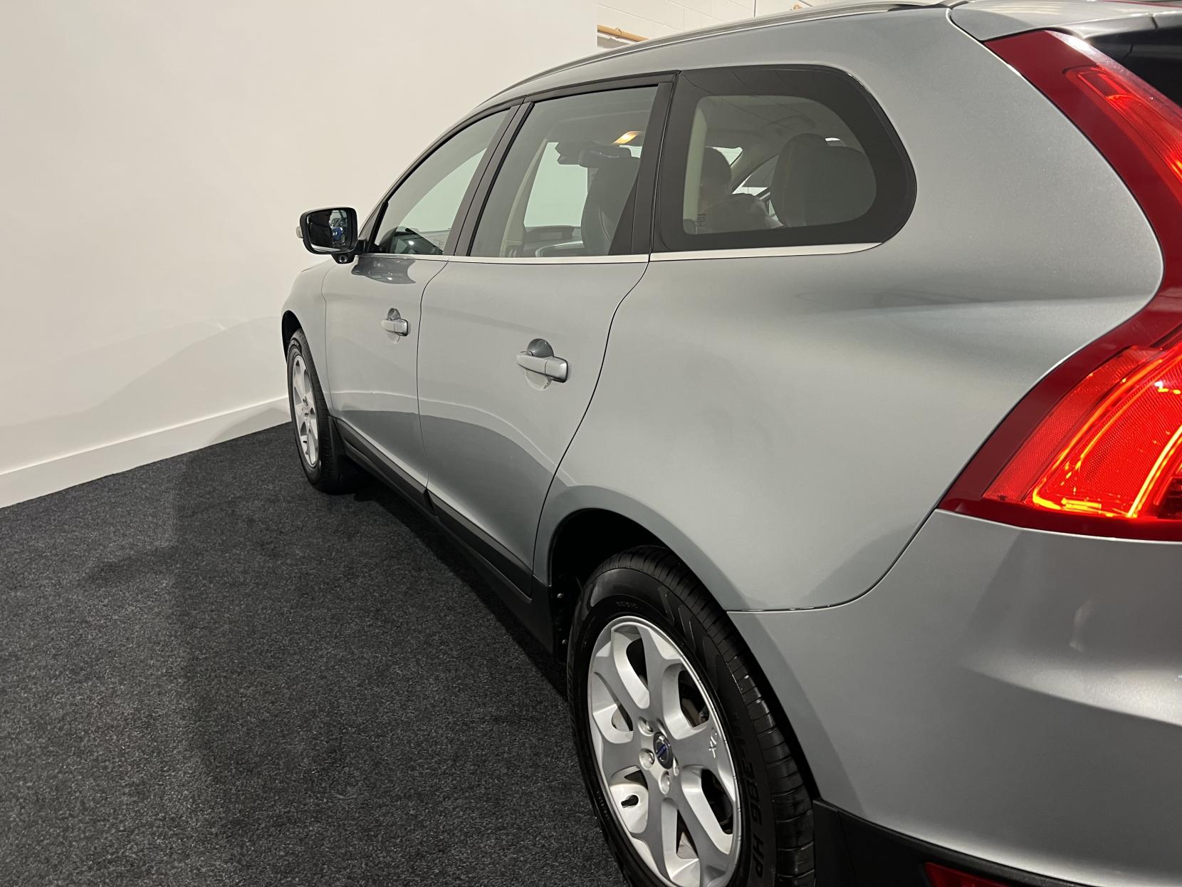 Volvo XC60 2.4 D5 SE Lux SUV 5dr Diesel Manual AWD Euro 4 (205 ps)
