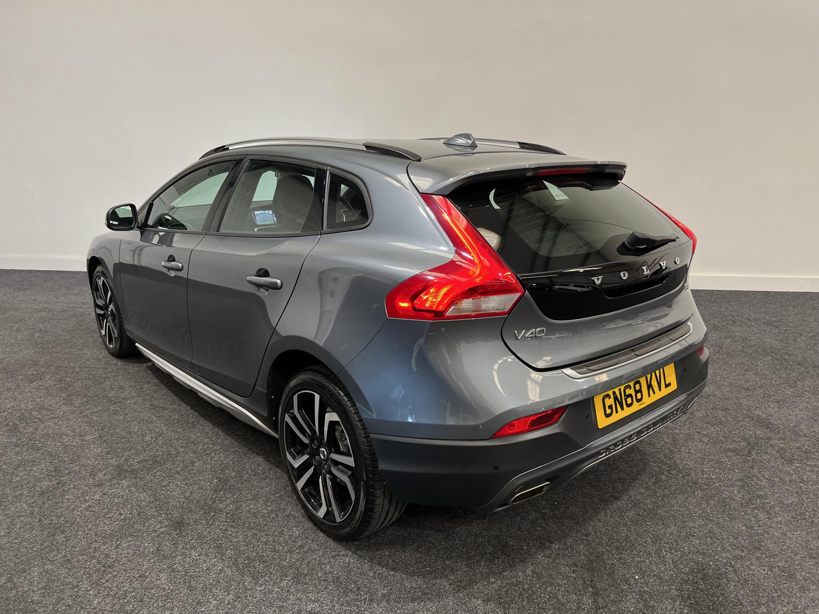 Volvo V40 Cross Country 1.5 T3 GPF Nav Plus Hatchback 5dr Petrol Auto Euro 6 (s/s) (152 ps)