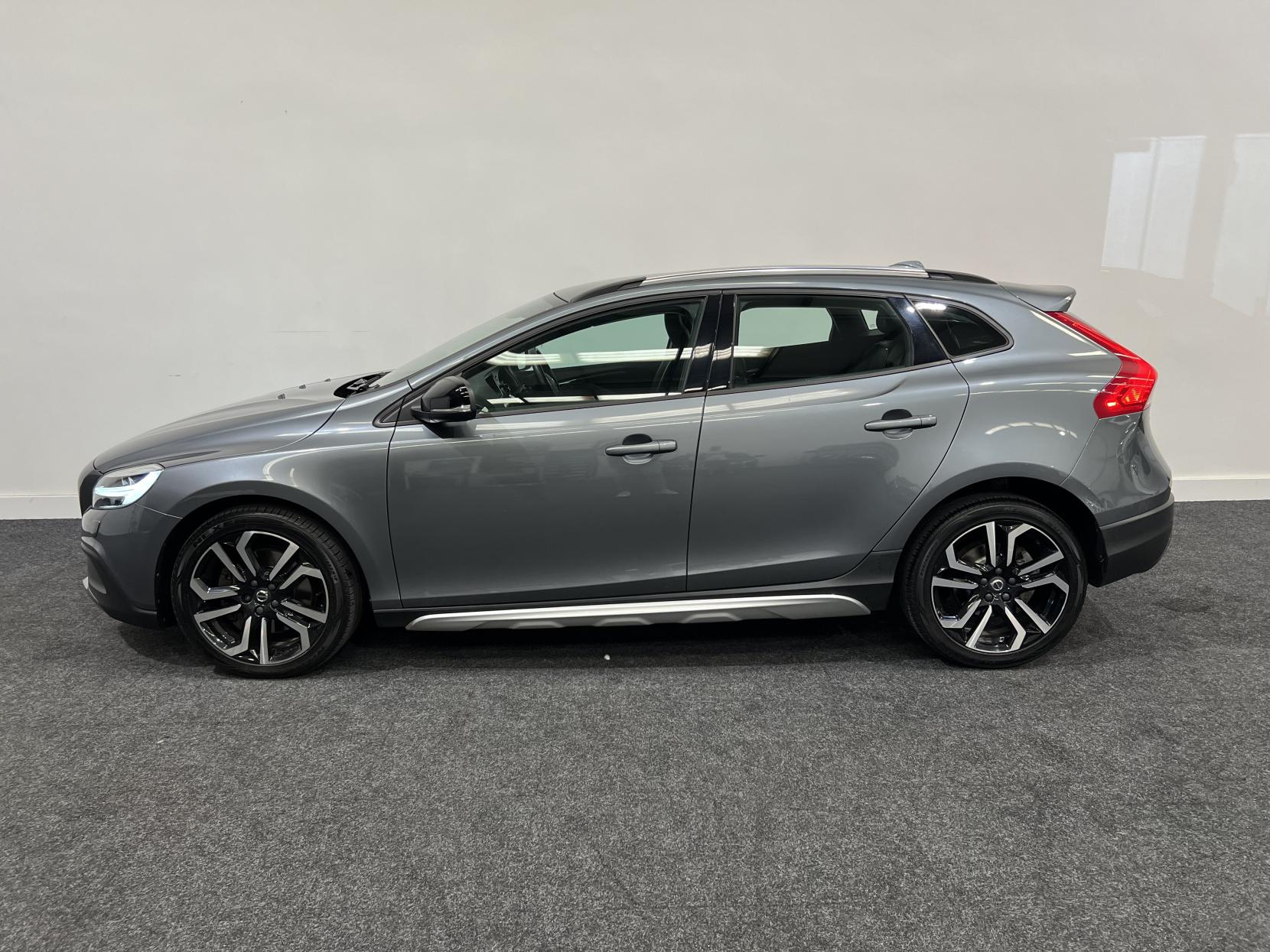 Volvo V40 Cross Country 1.5 T3 GPF Nav Plus Hatchback 5dr Petrol Auto Euro 6 (s/s) (152 ps)