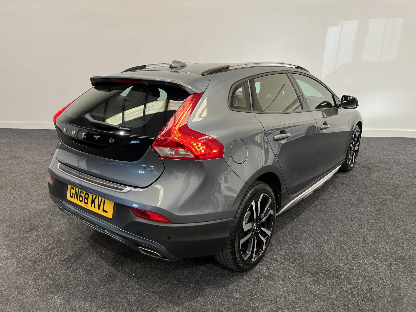 Volvo V40 Cross Country 1.5 T3 GPF Nav Plus Hatchback 5dr Petrol Auto Euro 6 (s/s) (152 ps)