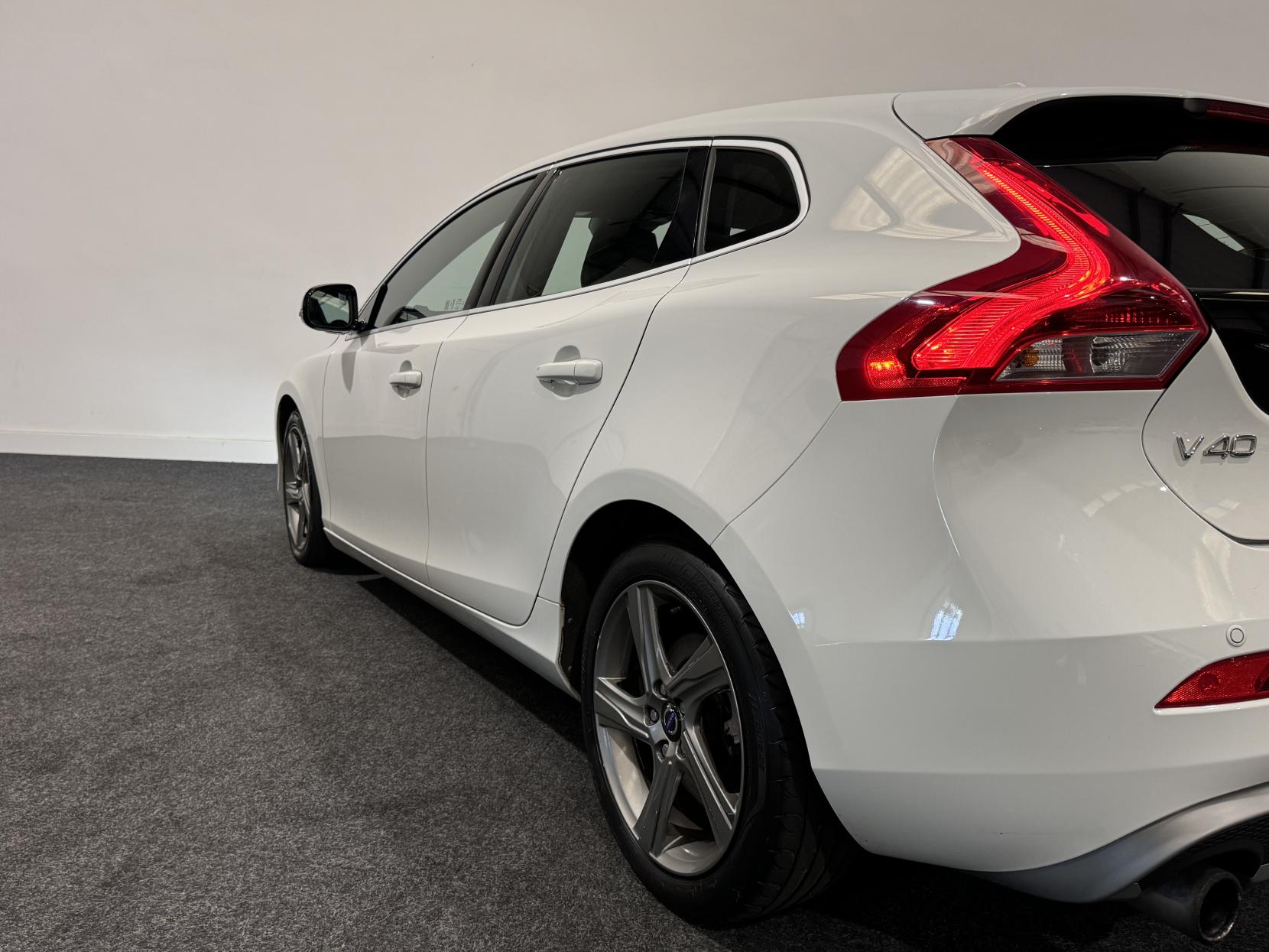 Volvo V40 1.6 D2 R-Design Lux Hatchback 5dr Diesel Manual Euro 5 (s/s) (115 ps)