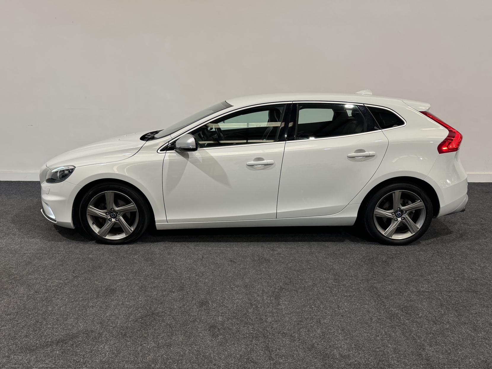 Volvo V40 1.6 D2 R-Design Lux Hatchback 5dr Diesel Manual Euro 5 (s/s) (115 ps)