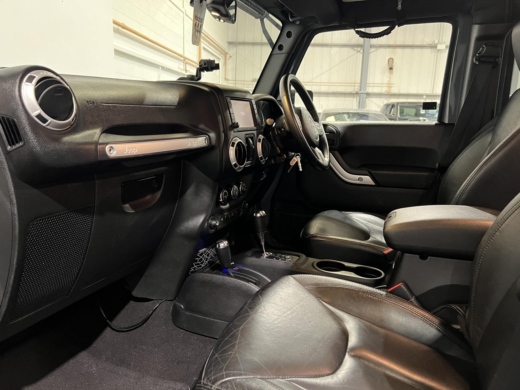 Jeep Wrangler 2.8 CRD Overland SUV 4dr Diesel Auto 4WD Euro 5 (197 bhp)