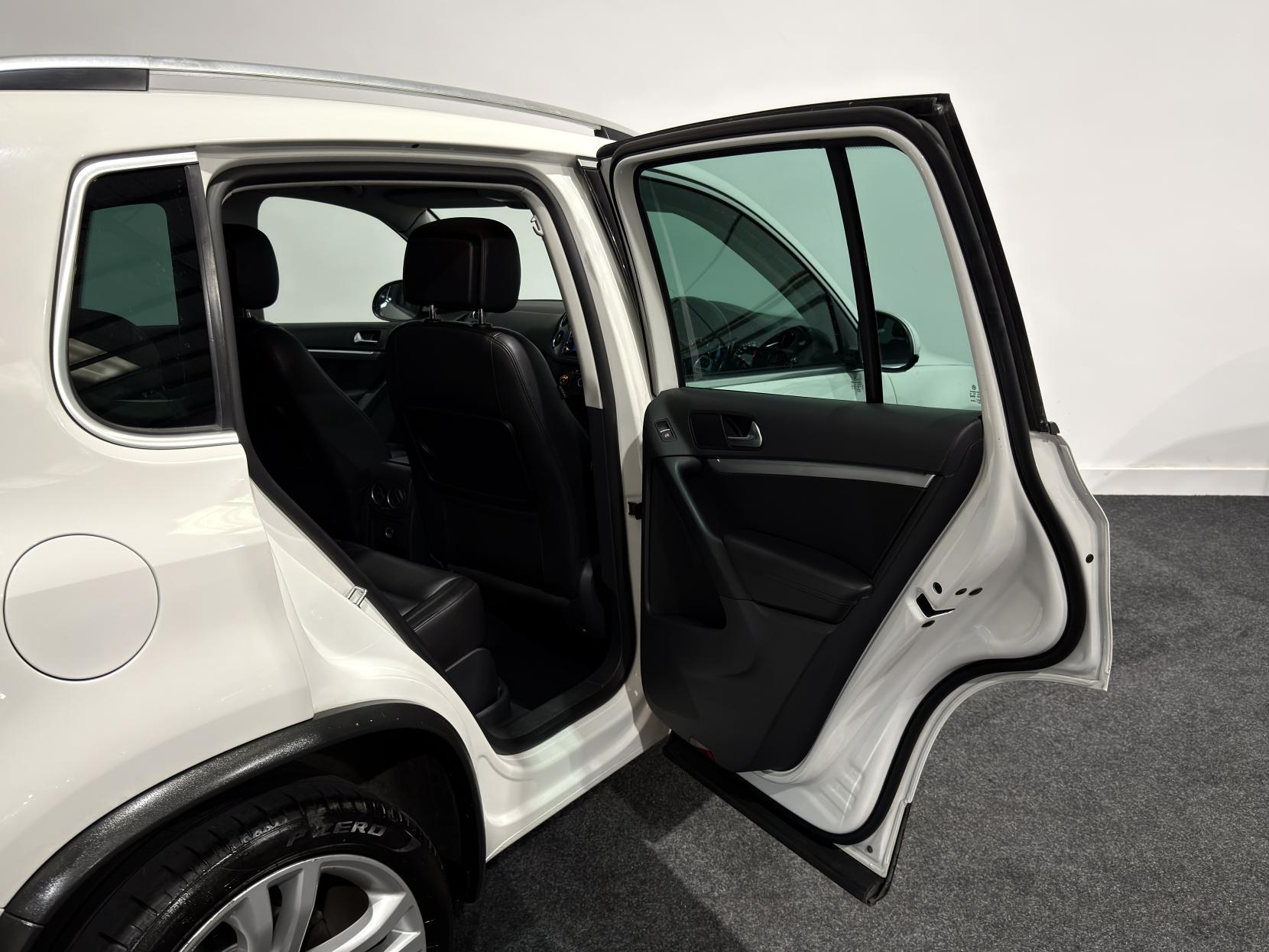 Volkswagen Tiguan 2.0 TDI BlueMotion Tech Sport SUV 5dr Diesel DSG 4WD Euro 5 (s/s) (140 ps)