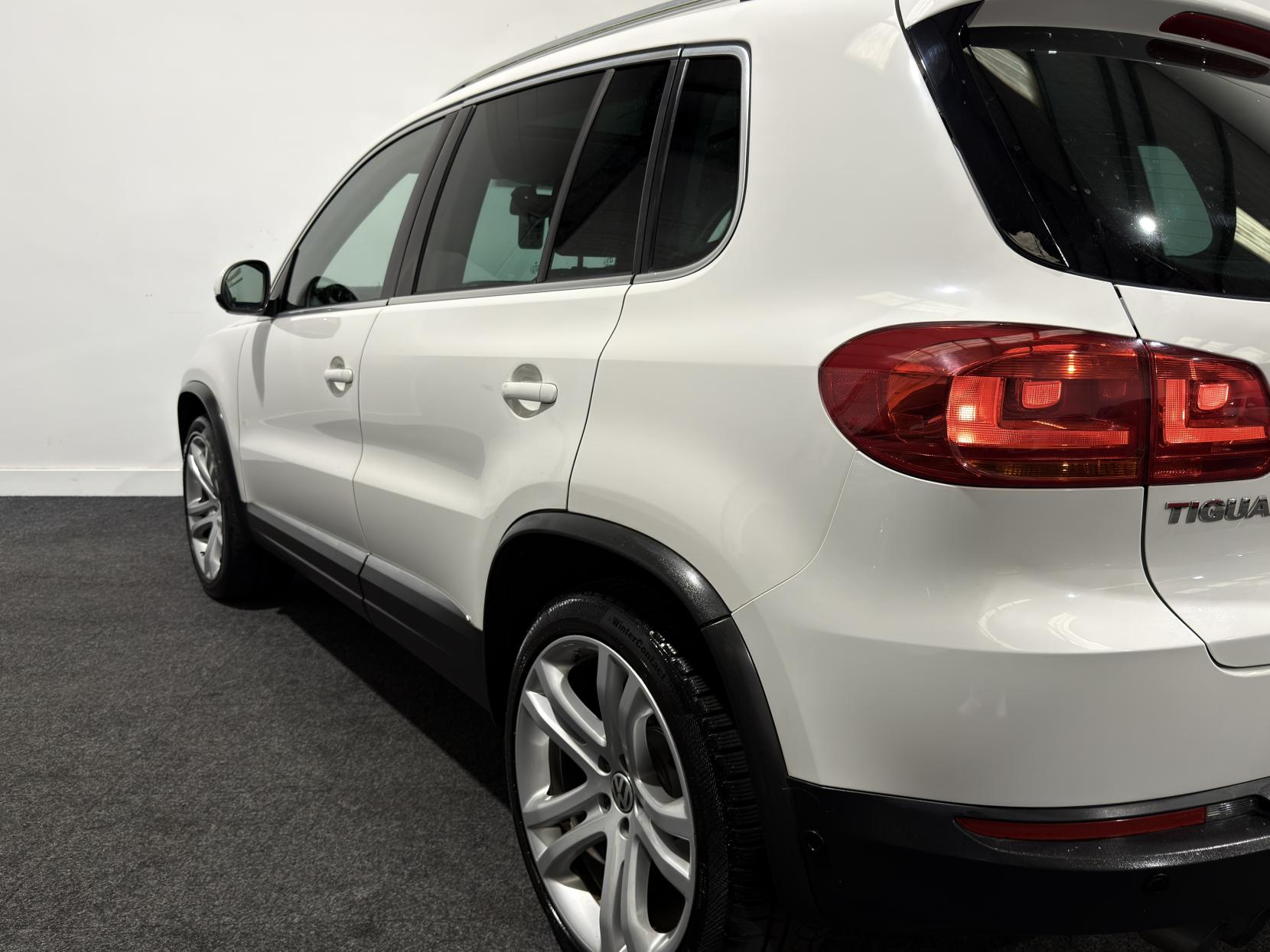 Volkswagen Tiguan 2.0 TDI BlueMotion Tech Sport SUV 5dr Diesel DSG 4WD Euro 5 (s/s) (140 ps)