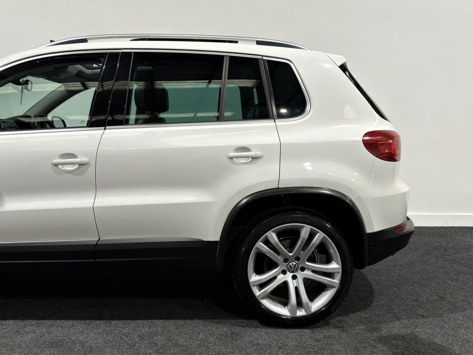Volkswagen Tiguan 2.0 TDI BlueMotion Tech Sport SUV 5dr Diesel DSG 4WD Euro 5 (s/s) (140 ps)