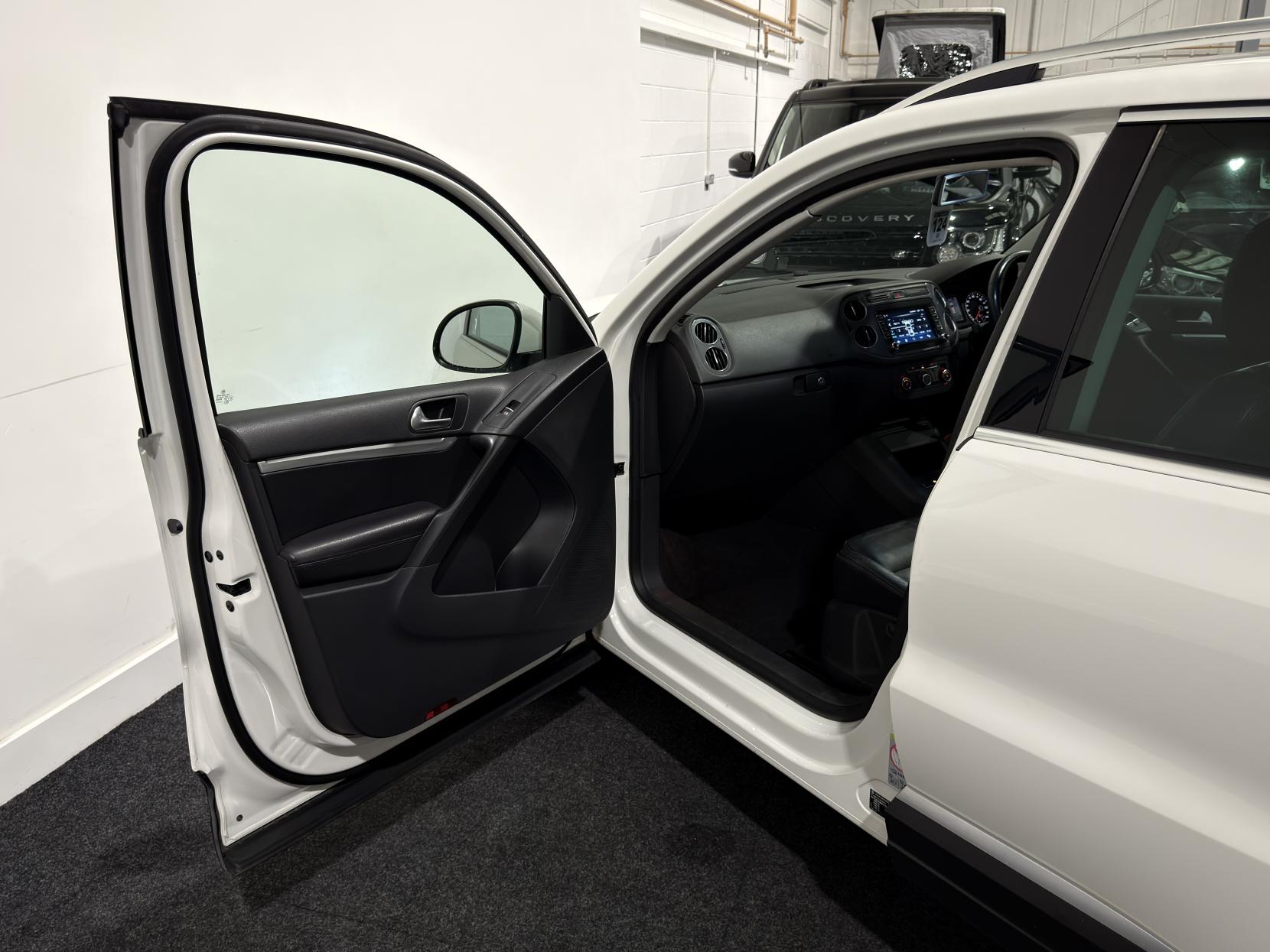 Volkswagen Tiguan 2.0 TDI BlueMotion Tech Sport SUV 5dr Diesel DSG 4WD Euro 5 (s/s) (140 ps)