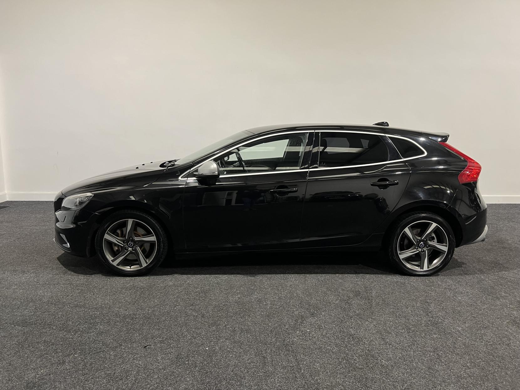 Volvo V40 2.0 D4 R-Design Nav Hatchback 5dr Diesel Manual Euro 6 (s/s) (190 ps)