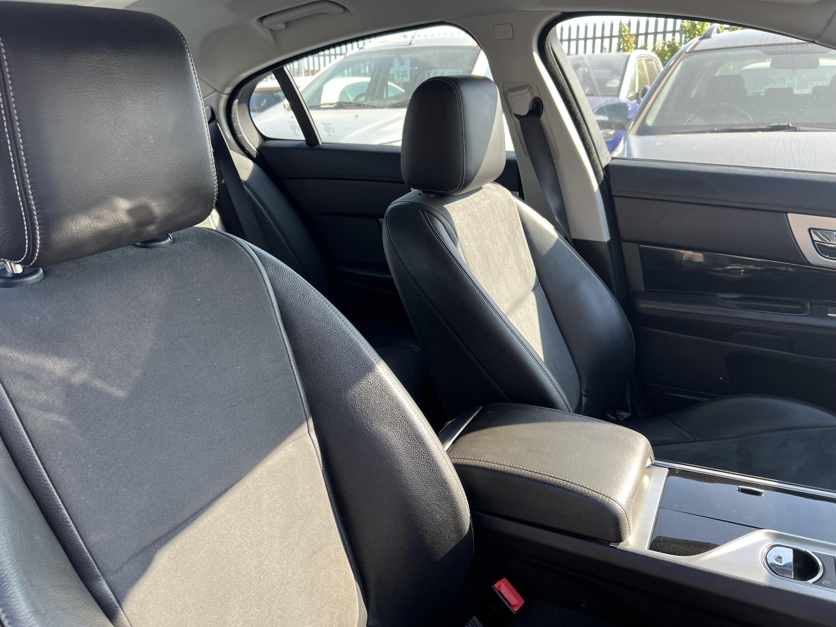 Jaguar XF 2.2d Sport Saloon 4dr Diesel Auto Euro 5 (s/s) (200 ps)