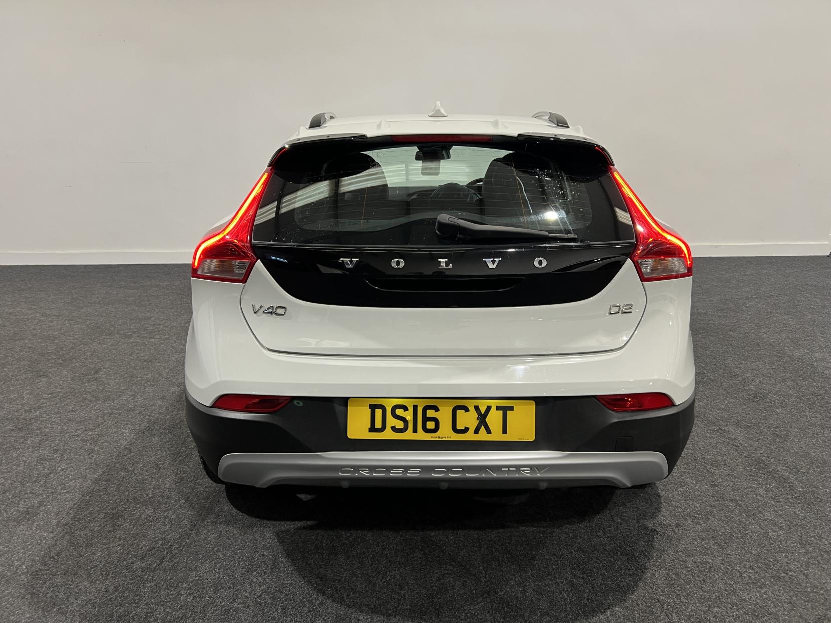 Volvo V40 Cross Country 2.0 D2 Lux Hatchback 5dr Diesel Auto Euro 6 (s/s) (120 ps)