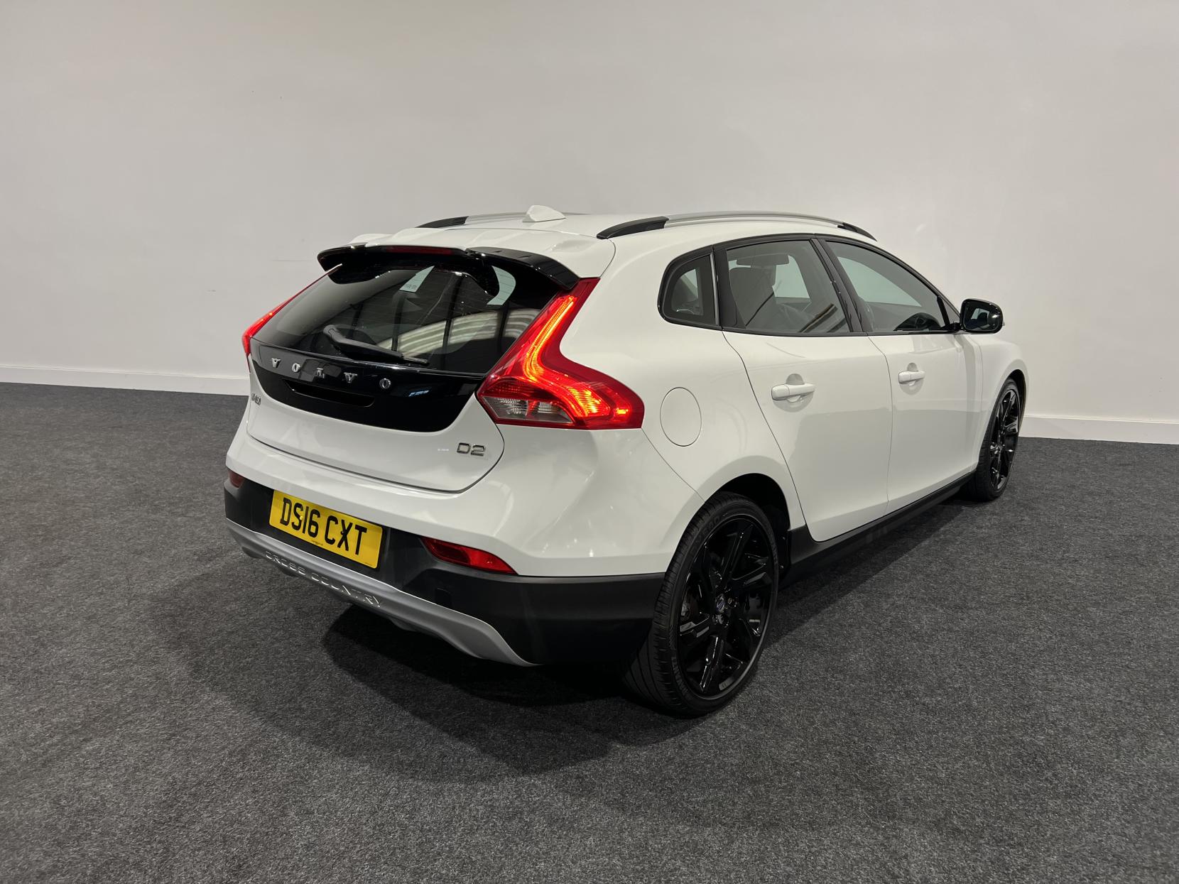 Volvo V40 Cross Country 2.0 D2 Lux Hatchback 5dr Diesel Auto Euro 6 (s/s) (120 ps)