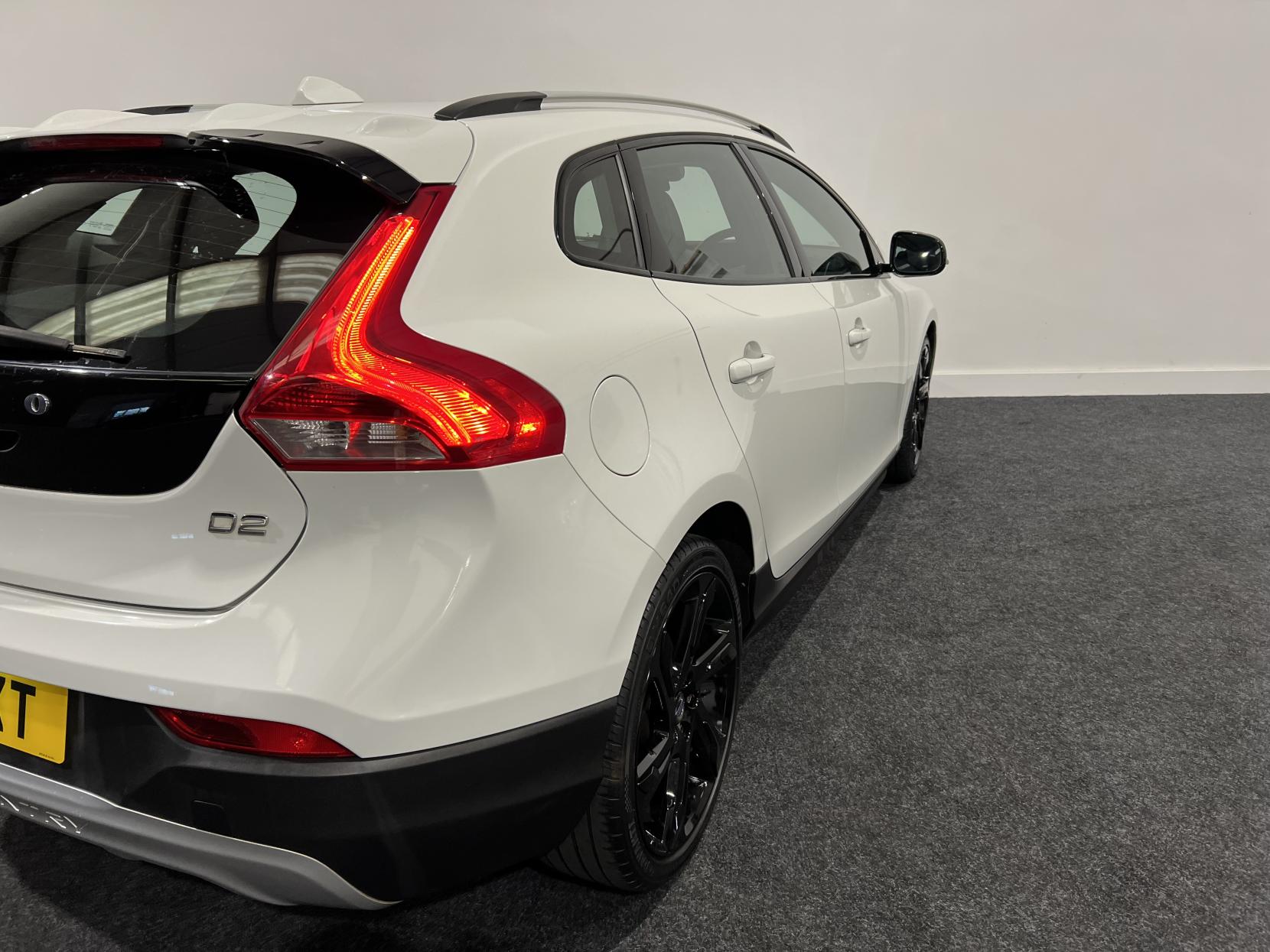 Volvo V40 Cross Country 2.0 D2 Lux Hatchback 5dr Diesel Auto Euro 6 (s/s) (120 ps)