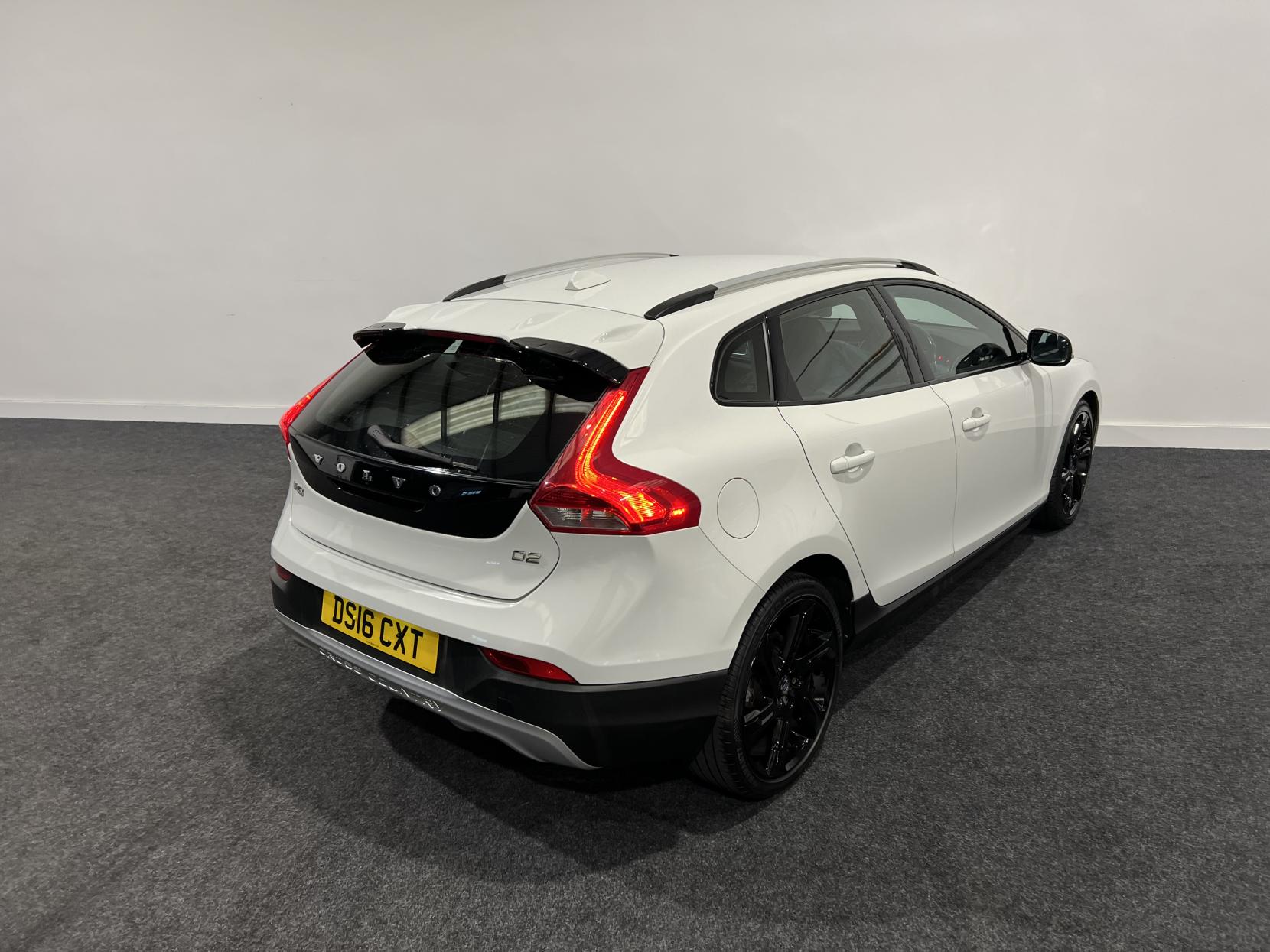 Volvo V40 Cross Country 2.0 D2 Lux Hatchback 5dr Diesel Auto Euro 6 (s/s) (120 ps)