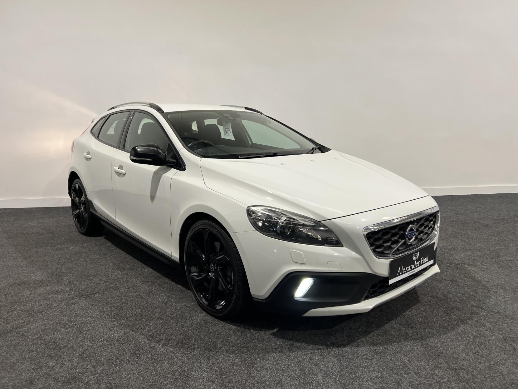 Volvo V40 Cross Country 2.0 D2 Lux Hatchback 5dr Diesel Auto Euro 6 (s/s) (120 ps)