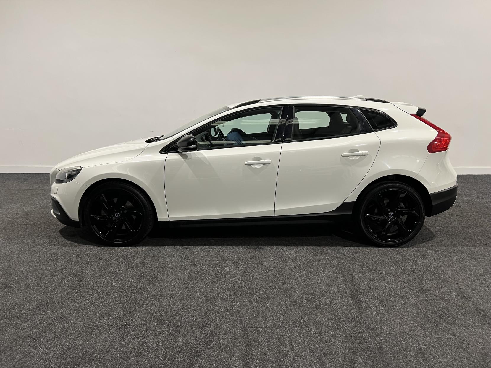 Volvo V40 Cross Country 2.0 D2 Lux Hatchback 5dr Diesel Auto Euro 6 (s/s) (120 ps)