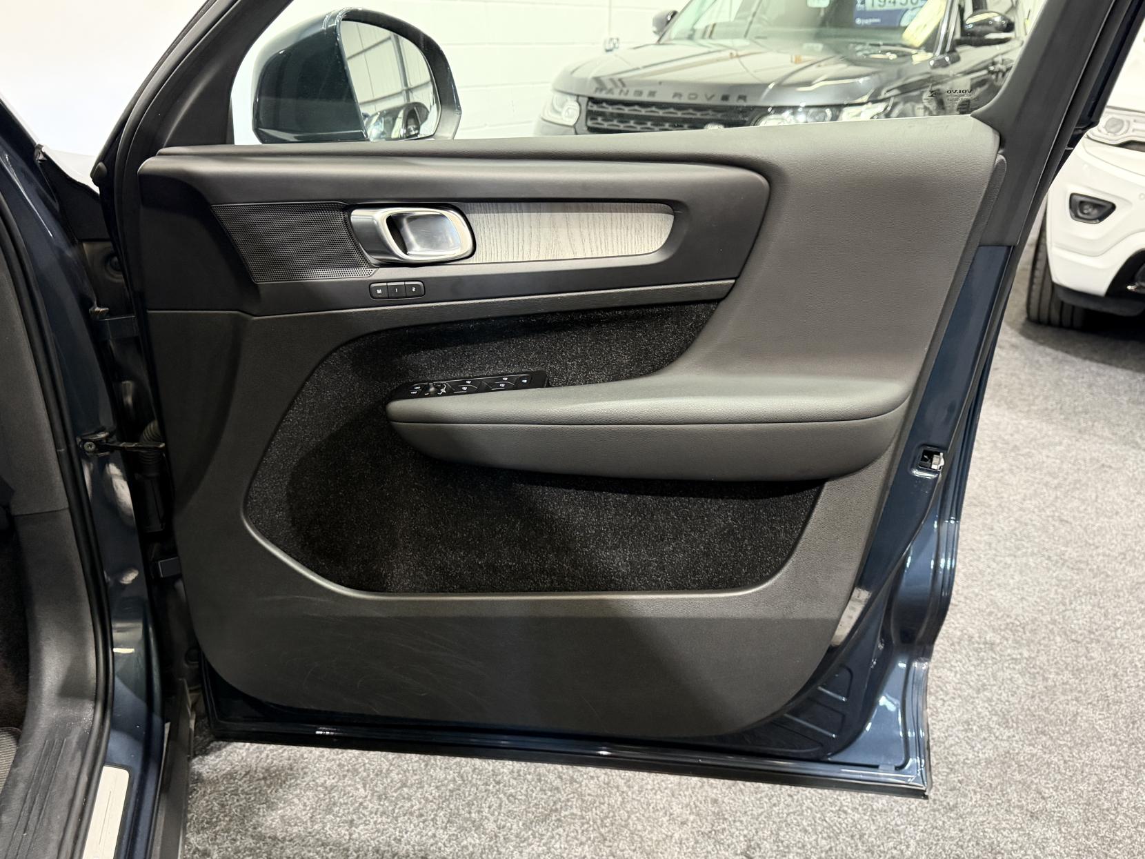 Volvo XC40 2.0 B4 MHEV Inscription Pro SUV 5dr Petrol Hybrid Auto Euro 6 (s/s) (197 ps)