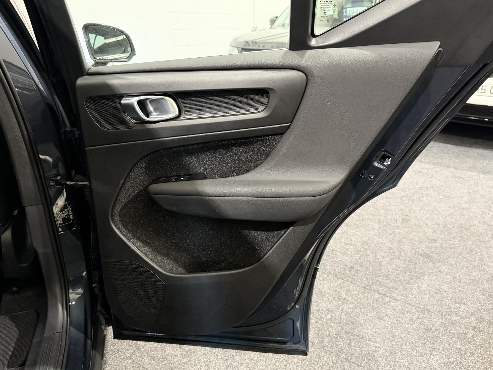 Volvo XC40 2.0 B4 MHEV Inscription Pro SUV 5dr Petrol Hybrid Auto Euro 6 (s/s) (197 ps)