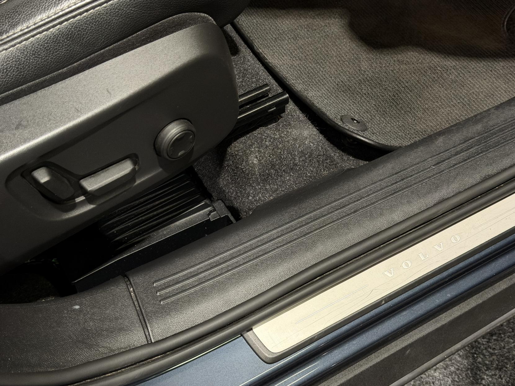 Volvo XC40 2.0 B4 MHEV Inscription Pro SUV 5dr Petrol Hybrid Auto Euro 6 (s/s) (197 ps)