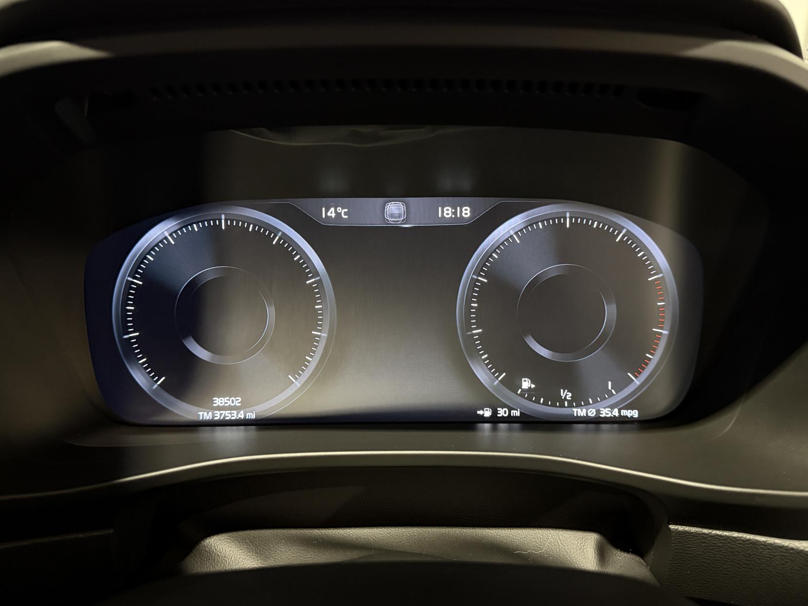 Volvo XC40 2.0 B4 MHEV Inscription Pro SUV 5dr Petrol Hybrid Auto Euro 6 (s/s) (197 ps)