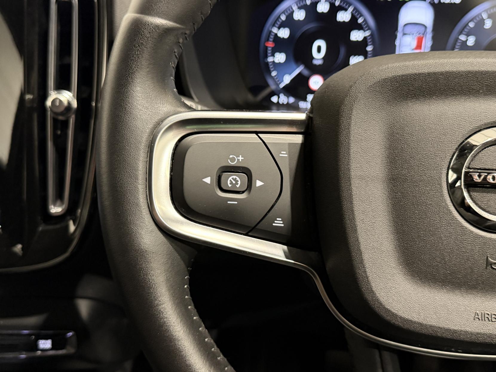 Volvo XC40 2.0 B4 MHEV Inscription Pro SUV 5dr Petrol Hybrid Auto Euro 6 (s/s) (197 ps)