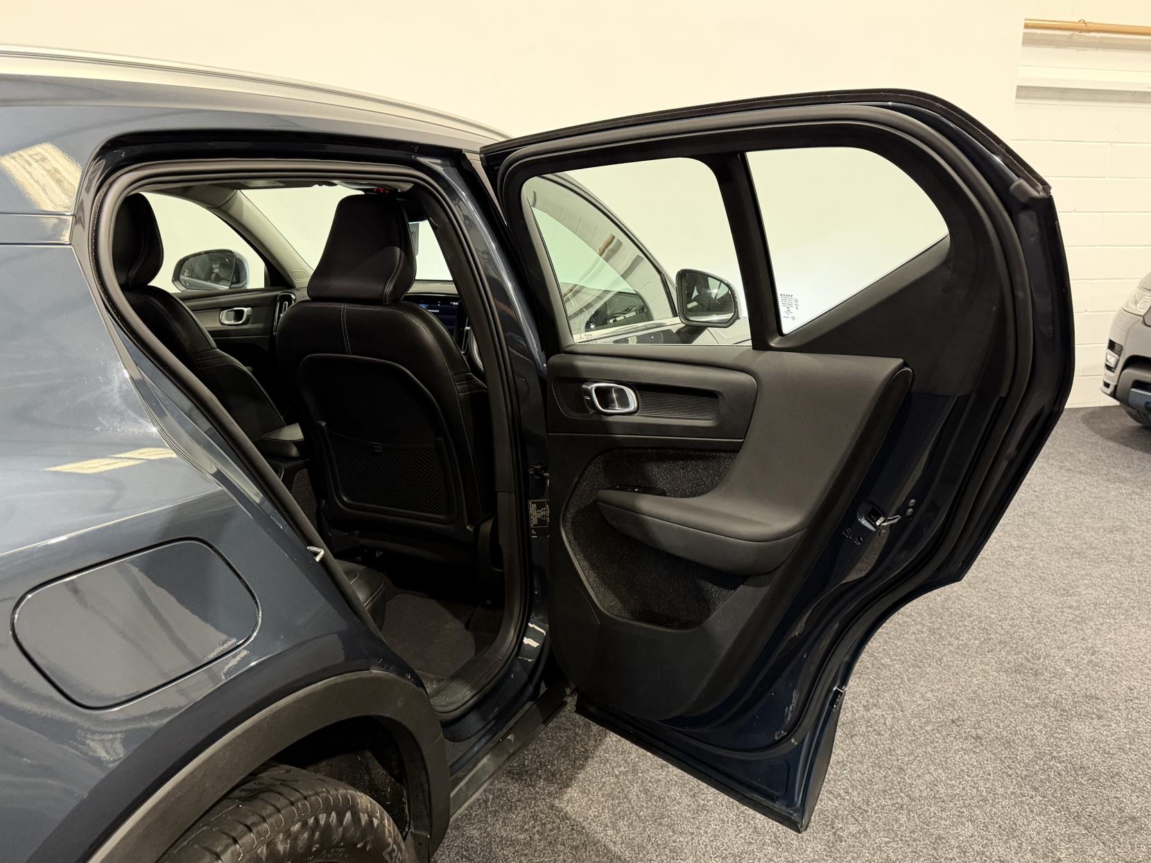 Volvo XC40 2.0 B4 MHEV Inscription Pro SUV 5dr Petrol Hybrid Auto Euro 6 (s/s) (197 ps)