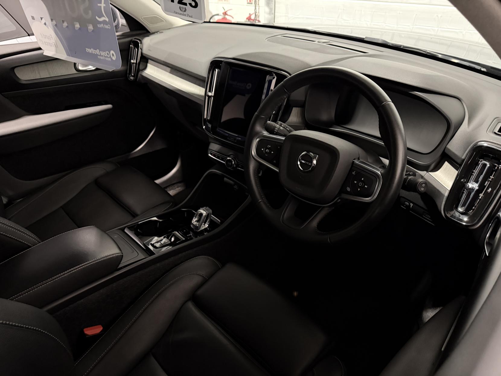 Volvo XC40 2.0 B4 MHEV Inscription Pro SUV 5dr Petrol Hybrid Auto Euro 6 (s/s) (197 ps)