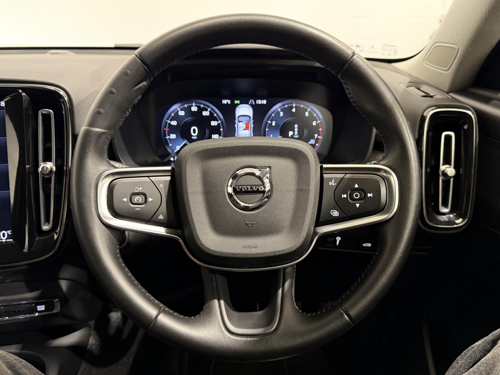 Volvo XC40 2.0 B4 MHEV Inscription Pro SUV 5dr Petrol Hybrid Auto Euro 6 (s/s) (197 ps)