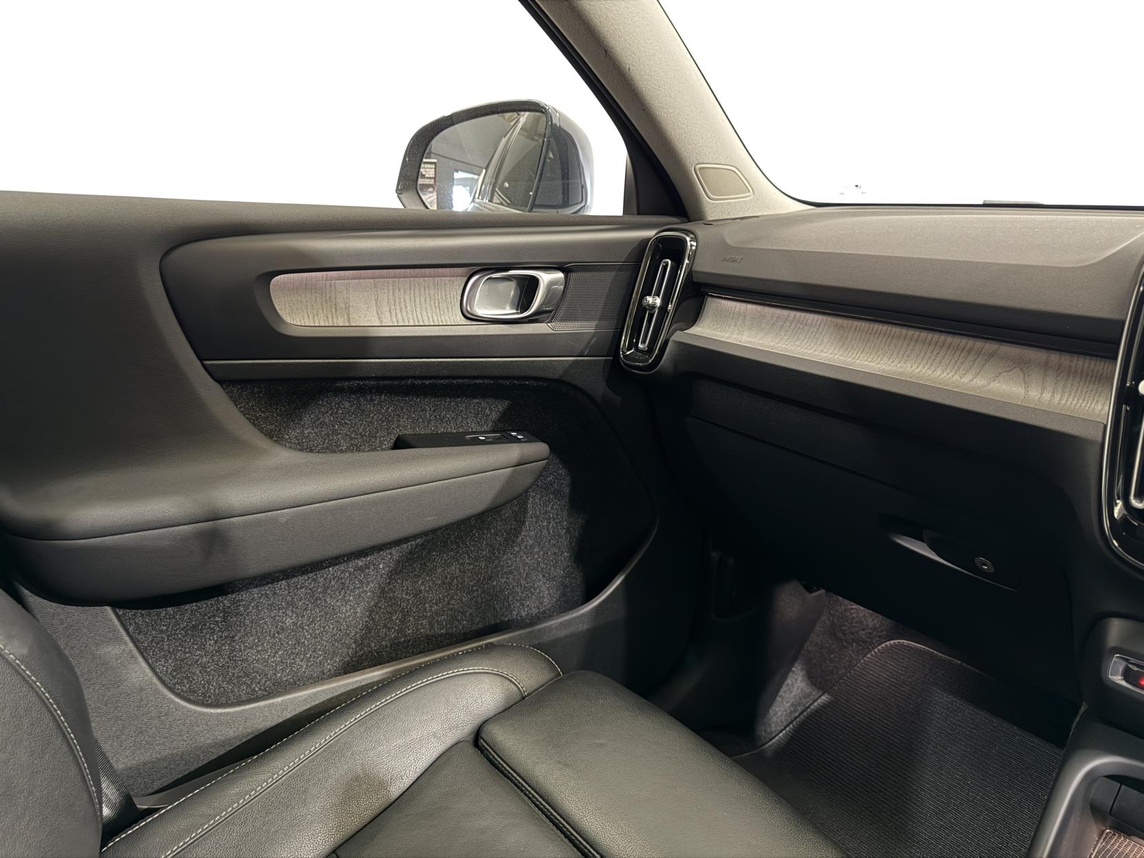 Volvo XC40 2.0 B4 MHEV Inscription Pro SUV 5dr Petrol Hybrid Auto Euro 6 (s/s) (197 ps)