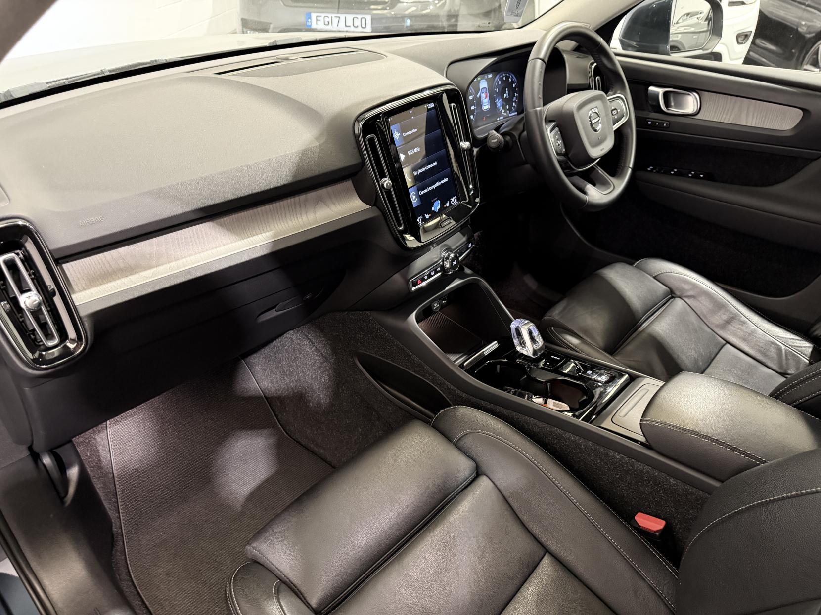 Volvo XC40 2.0 B4 MHEV Inscription Pro SUV 5dr Petrol Hybrid Auto Euro 6 (s/s) (197 ps)