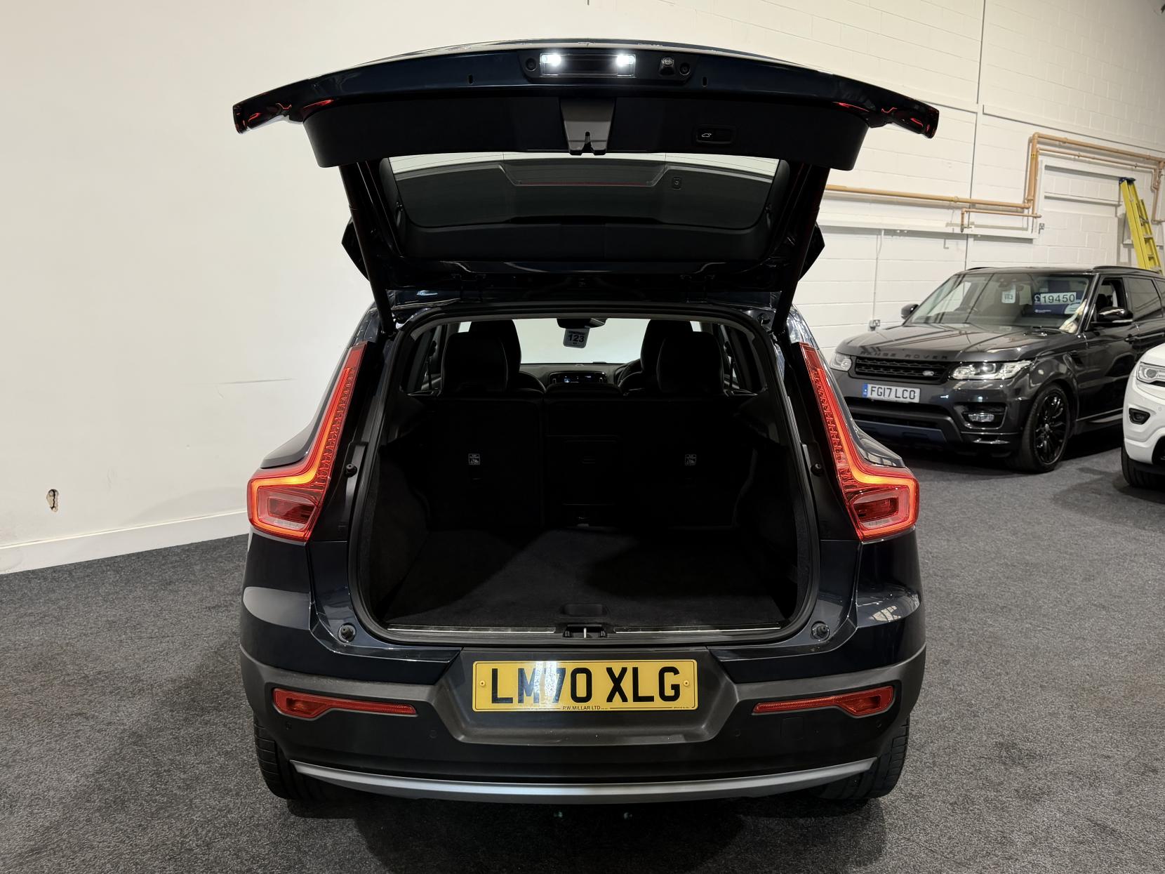 Volvo XC40 2.0 B4 MHEV Inscription Pro SUV 5dr Petrol Hybrid Auto Euro 6 (s/s) (197 ps)