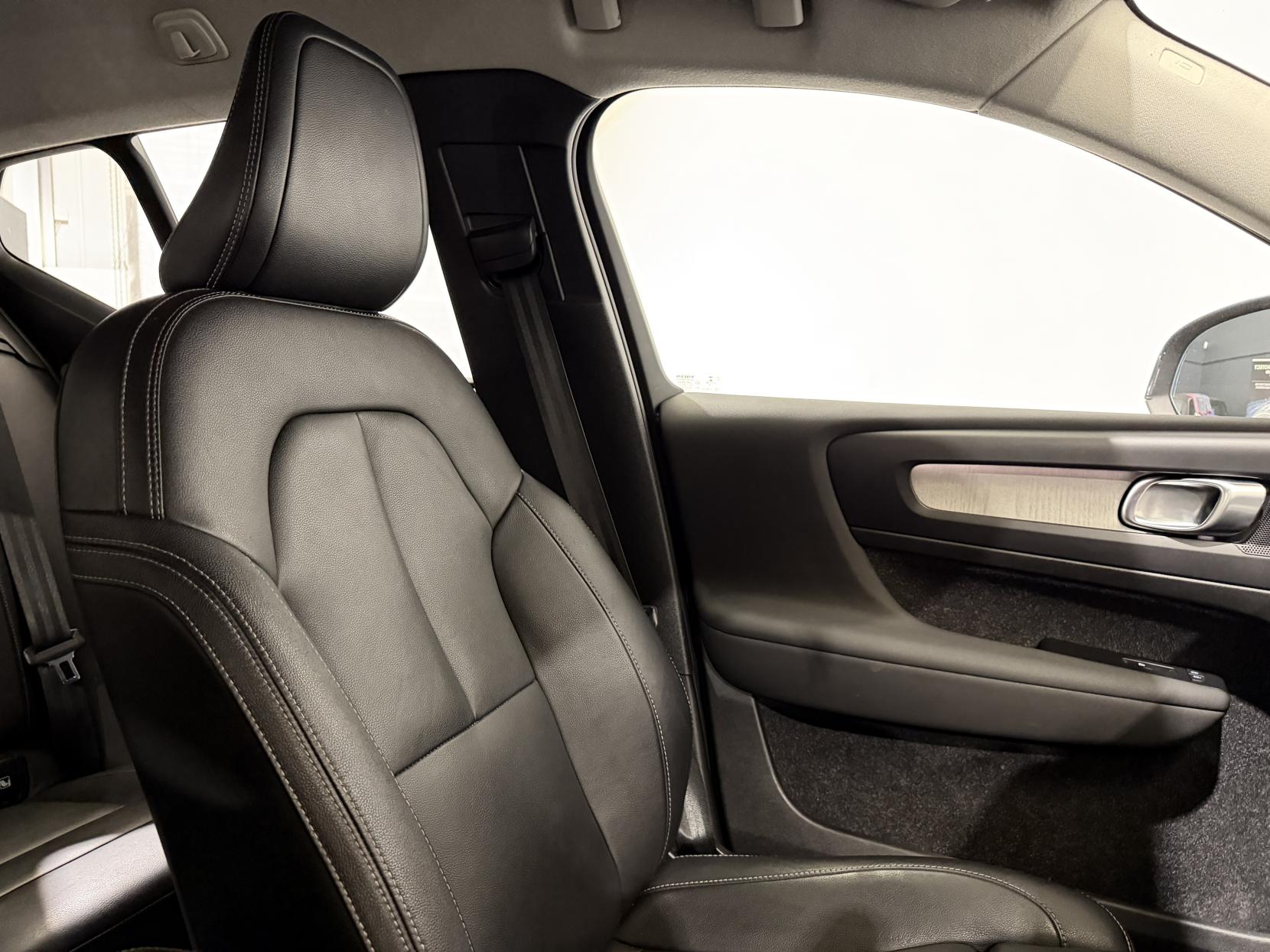 Volvo XC40 2.0 B4 MHEV Inscription Pro SUV 5dr Petrol Hybrid Auto Euro 6 (s/s) (197 ps)