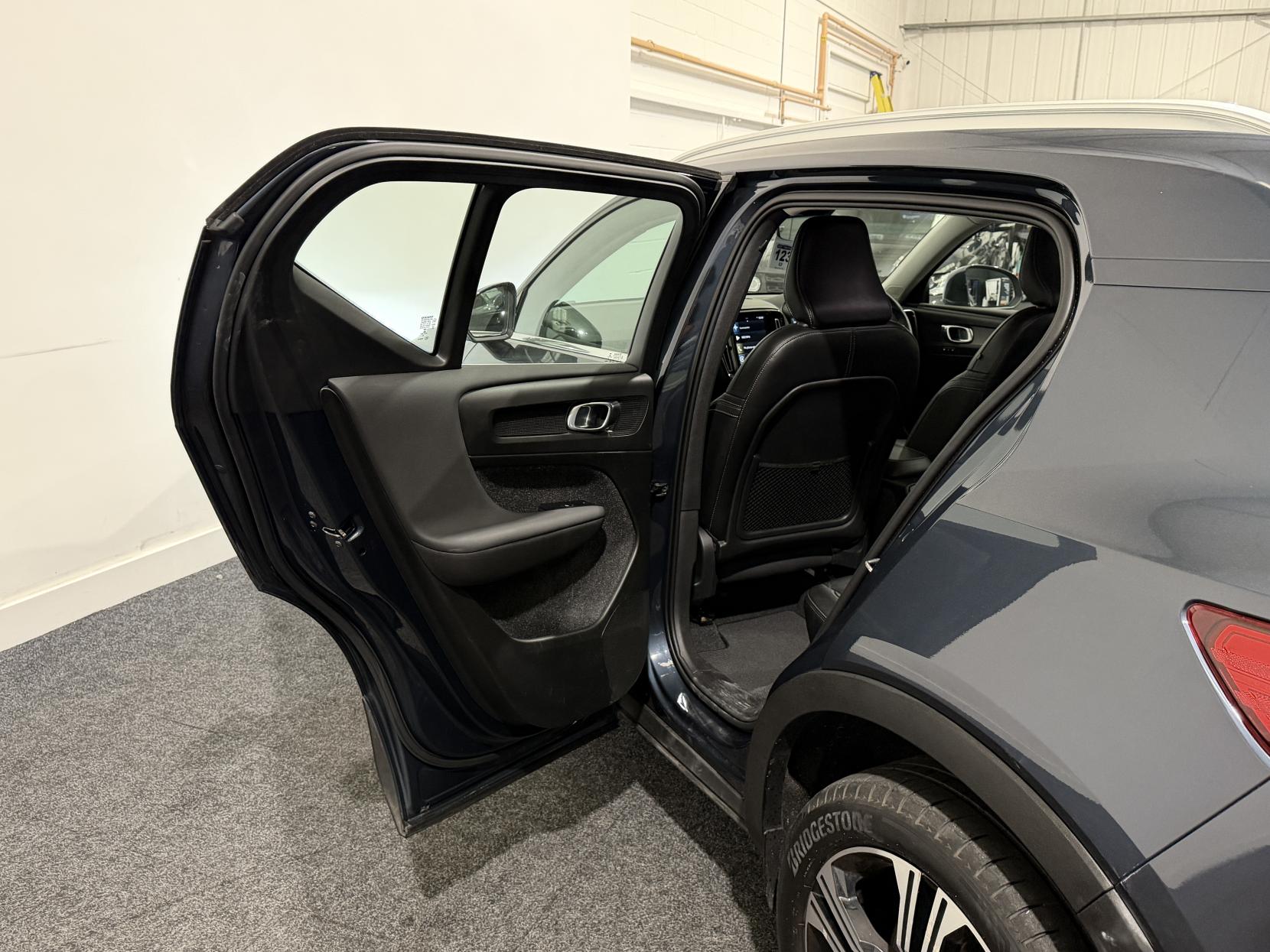 Volvo XC40 2.0 B4 MHEV Inscription Pro SUV 5dr Petrol Hybrid Auto Euro 6 (s/s) (197 ps)