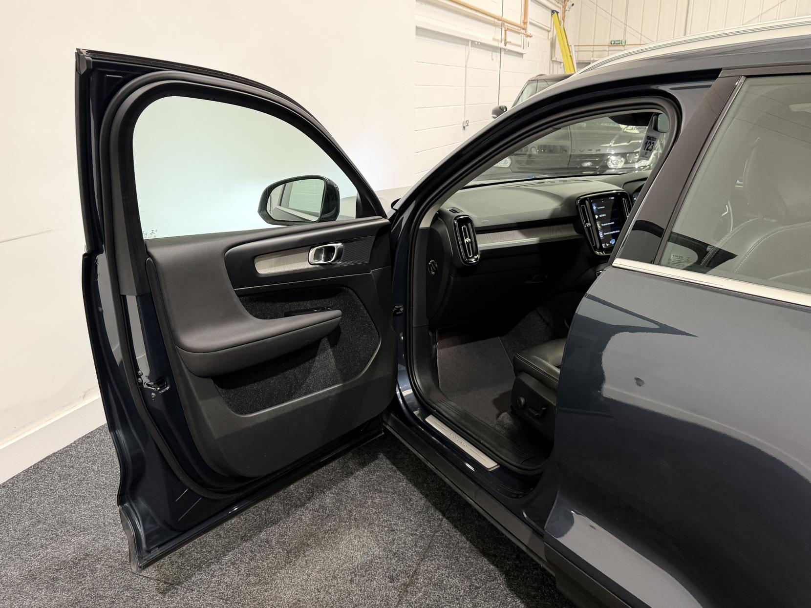 Volvo XC40 2.0 B4 MHEV Inscription Pro SUV 5dr Petrol Hybrid Auto Euro 6 (s/s) (197 ps)