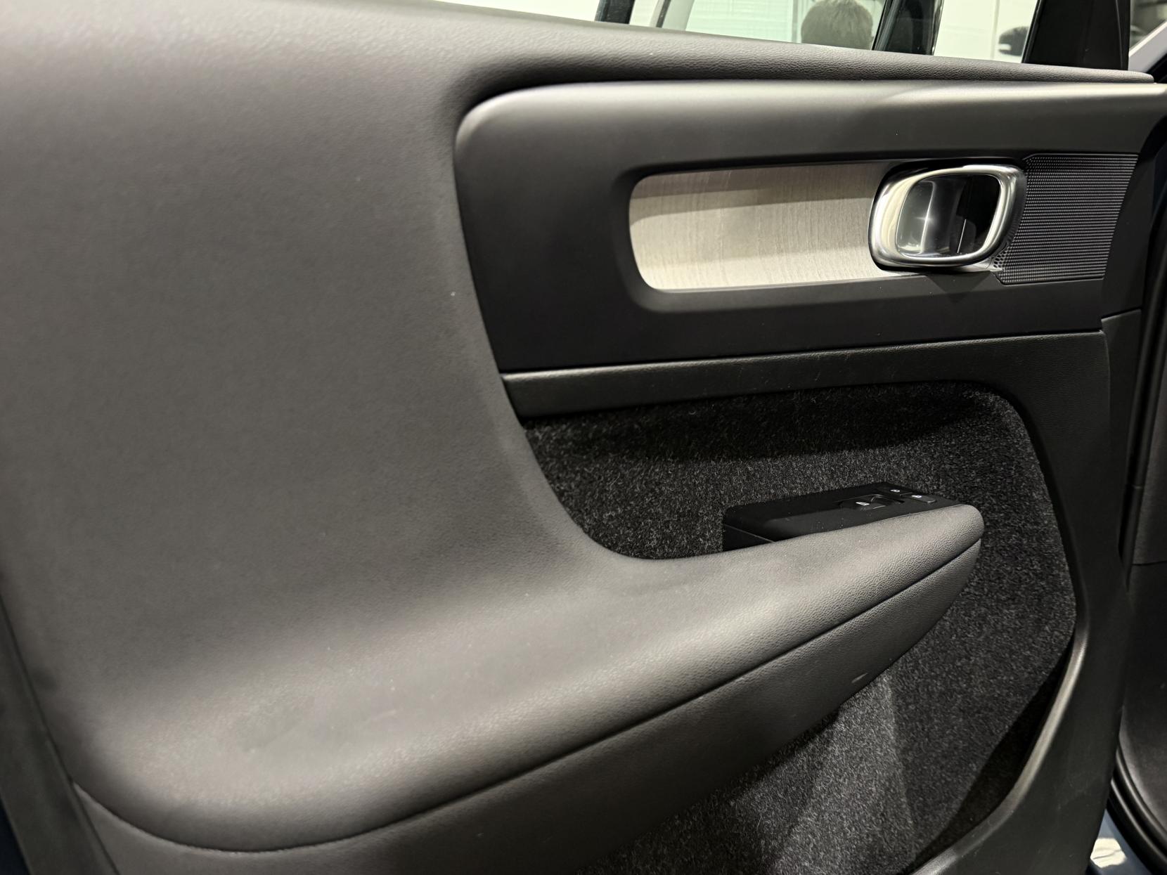 Volvo XC40 2.0 B4 MHEV Inscription Pro SUV 5dr Petrol Hybrid Auto Euro 6 (s/s) (197 ps)