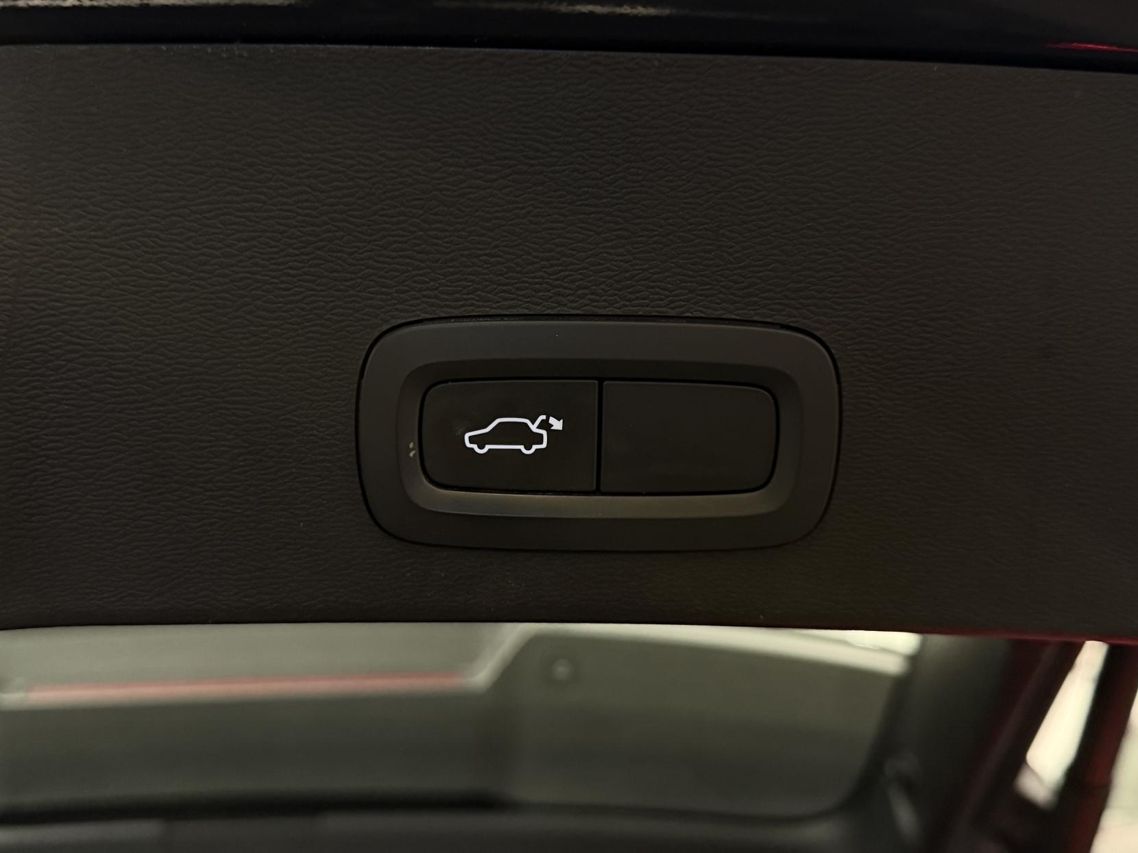 Volvo XC40 2.0 B4 MHEV Inscription Pro SUV 5dr Petrol Hybrid Auto Euro 6 (s/s) (197 ps)