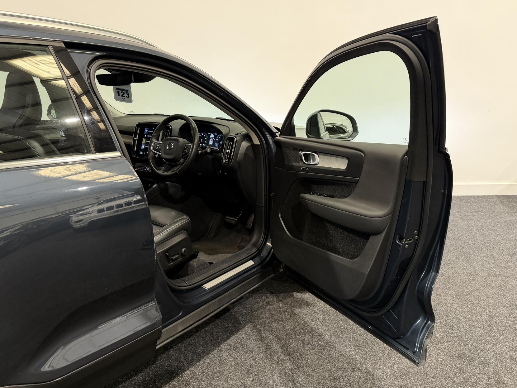 Volvo XC40 2.0 B4 MHEV Inscription Pro SUV 5dr Petrol Hybrid Auto Euro 6 (s/s) (197 ps)