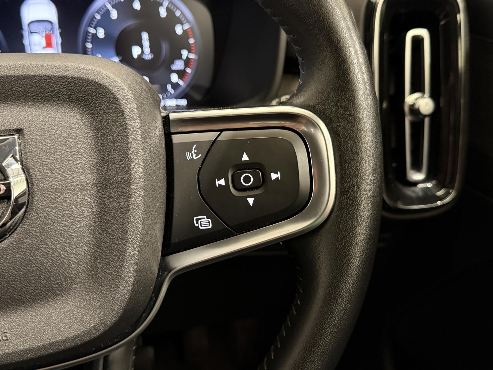 Volvo XC40 2.0 B4 MHEV Inscription Pro SUV 5dr Petrol Hybrid Auto Euro 6 (s/s) (197 ps)