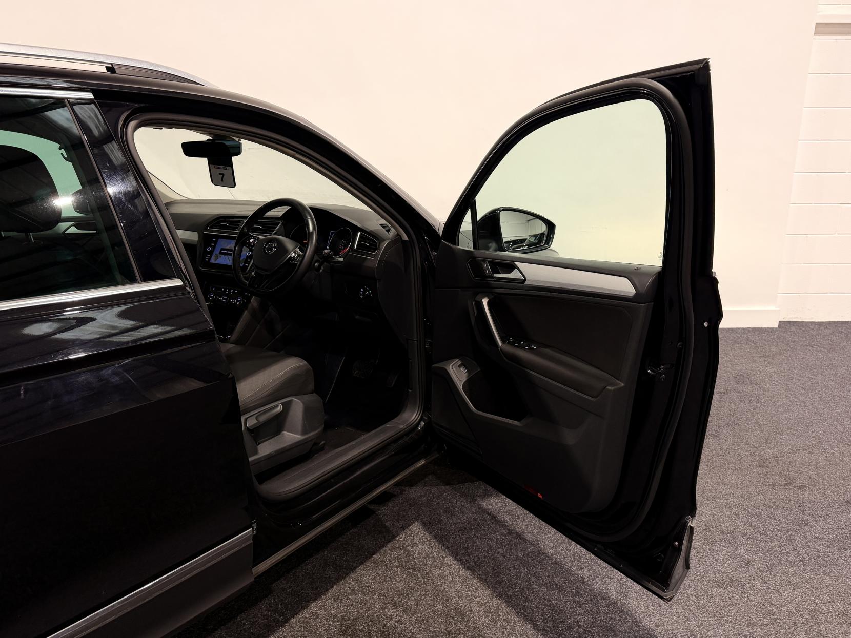 Volkswagen Tiguan 2.0 TDI SE Navigation SUV 5dr Diesel DSG Euro 6 (s/s) (150 ps)