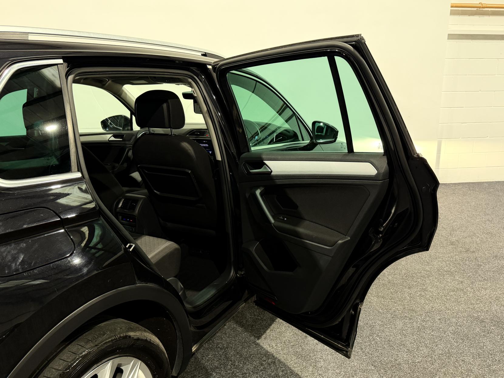 Volkswagen Tiguan 2.0 TDI SE Navigation SUV 5dr Diesel DSG Euro 6 (s/s) (150 ps)