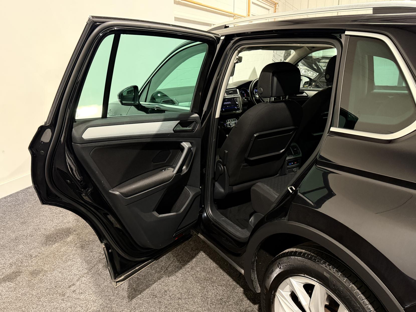 Volkswagen Tiguan 2.0 TDI SE Navigation SUV 5dr Diesel DSG Euro 6 (s/s) (150 ps)