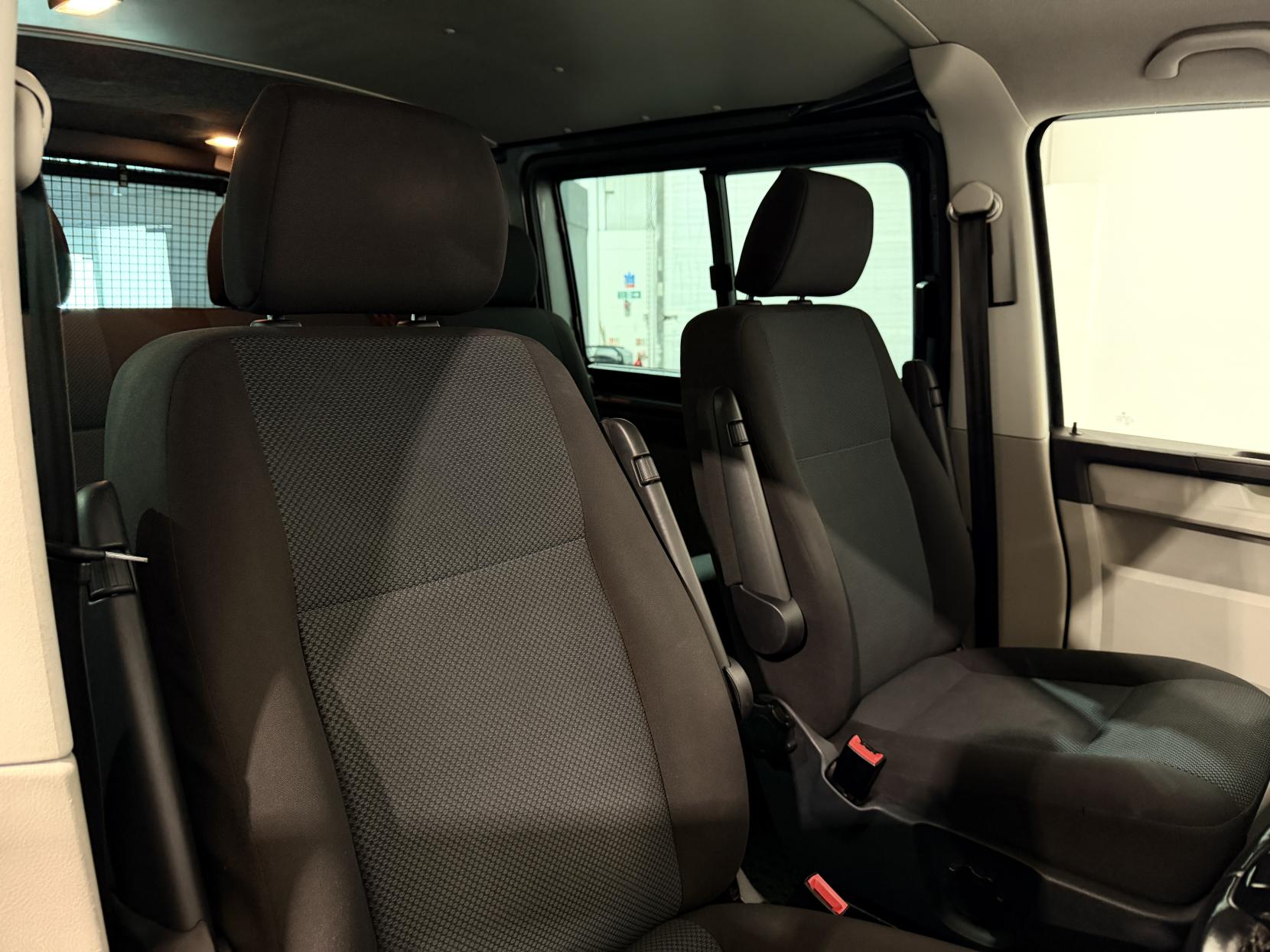 Volkswagen Transporter 2.0 TDI T32 BlueMotion Tech Highline Kombi Double Cab 5dr Diesel DSG FWD SWB Euro 6 (s/s) (150 ps)