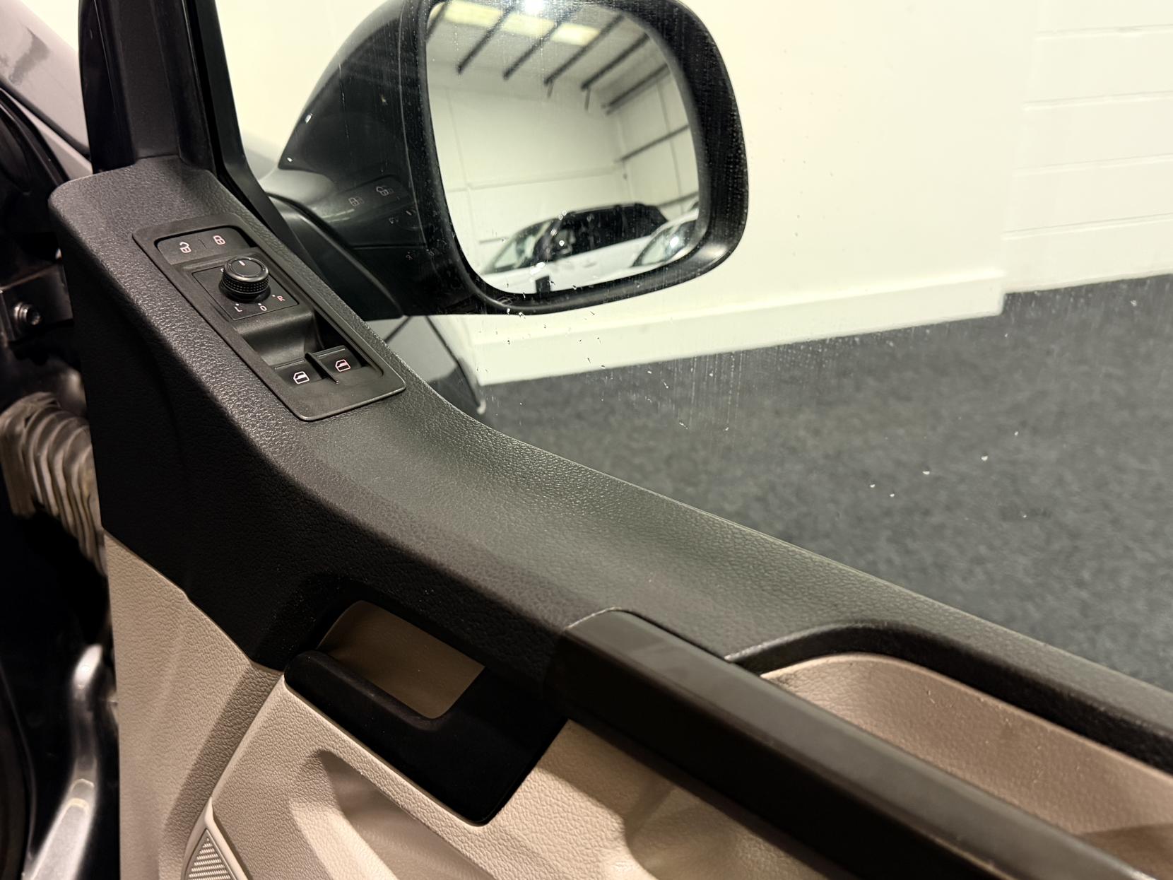 Volkswagen Transporter 2.0 TDI T32 BlueMotion Tech Highline Kombi Double Cab 5dr Diesel DSG FWD SWB Euro 6 (s/s) (150 ps)