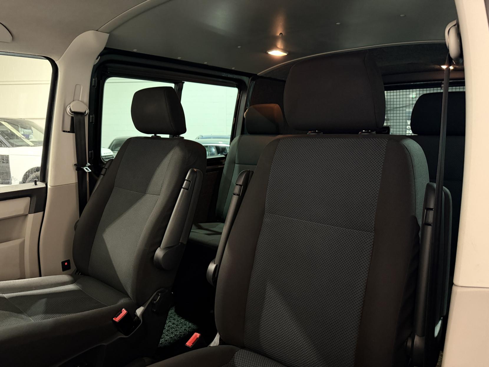 Volkswagen Transporter 2.0 TDI T32 BlueMotion Tech Highline Kombi Double Cab 5dr Diesel DSG FWD SWB Euro 6 (s/s) (150 ps)