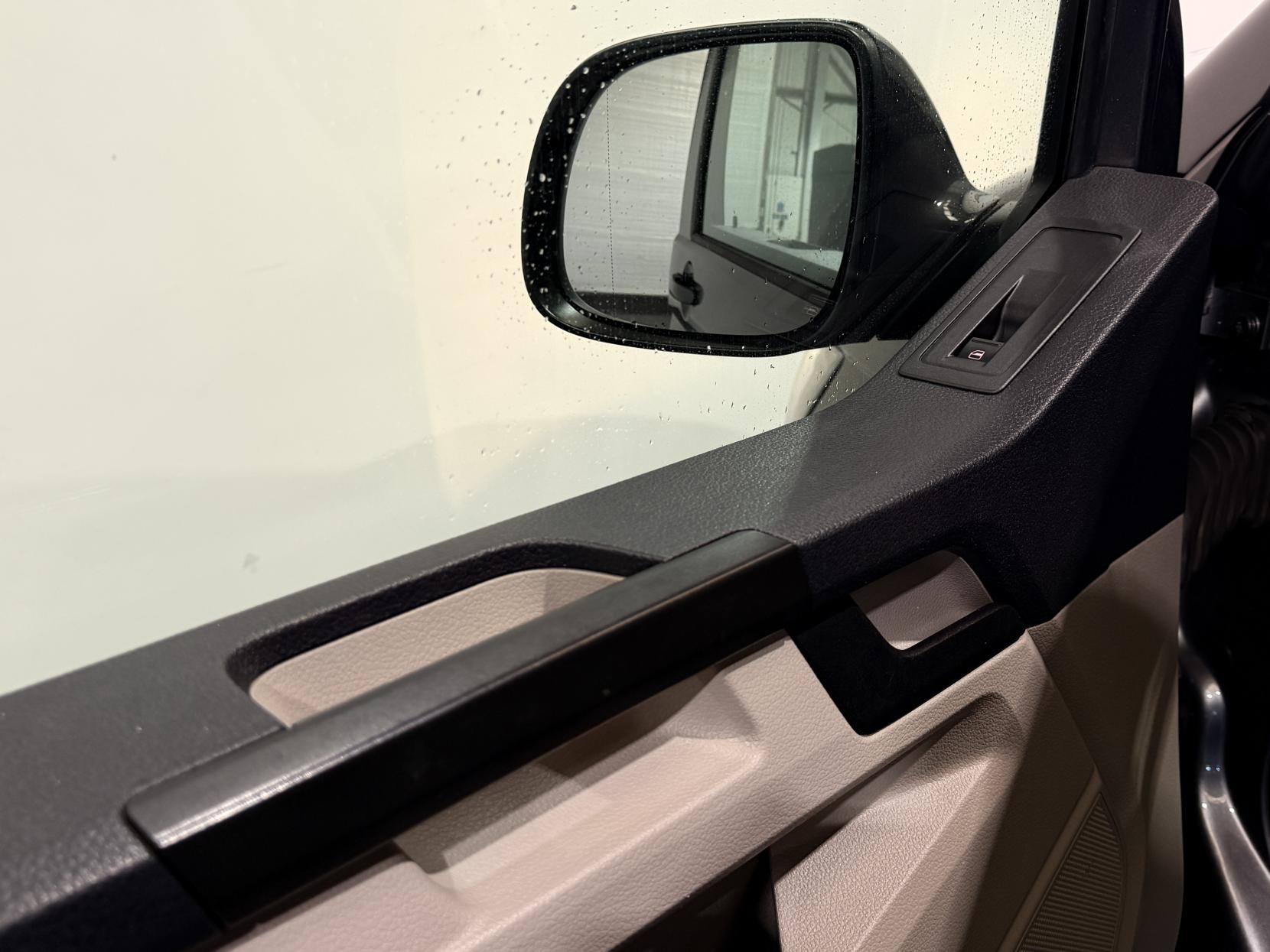 Volkswagen Transporter 2.0 TDI T32 BlueMotion Tech Highline Kombi Double Cab 5dr Diesel DSG FWD SWB Euro 6 (s/s) (150 ps)