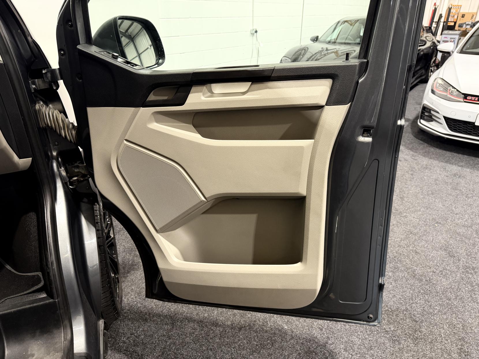 Volkswagen Transporter 2.0 TDI T32 BlueMotion Tech Highline Kombi Double Cab 5dr Diesel DSG FWD SWB Euro 6 (s/s) (150 ps)