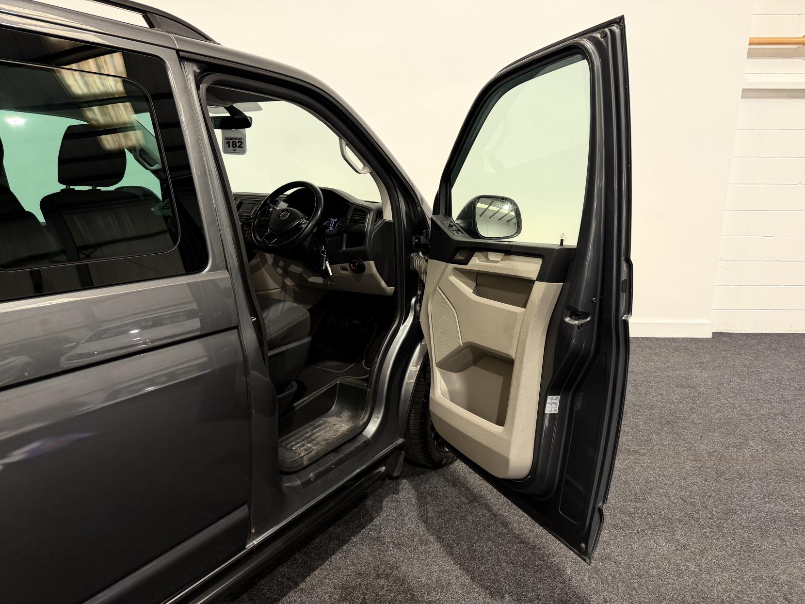 Volkswagen Transporter 2.0 TDI T32 BlueMotion Tech Highline Kombi Double Cab 5dr Diesel DSG FWD SWB Euro 6 (s/s) (150 ps)