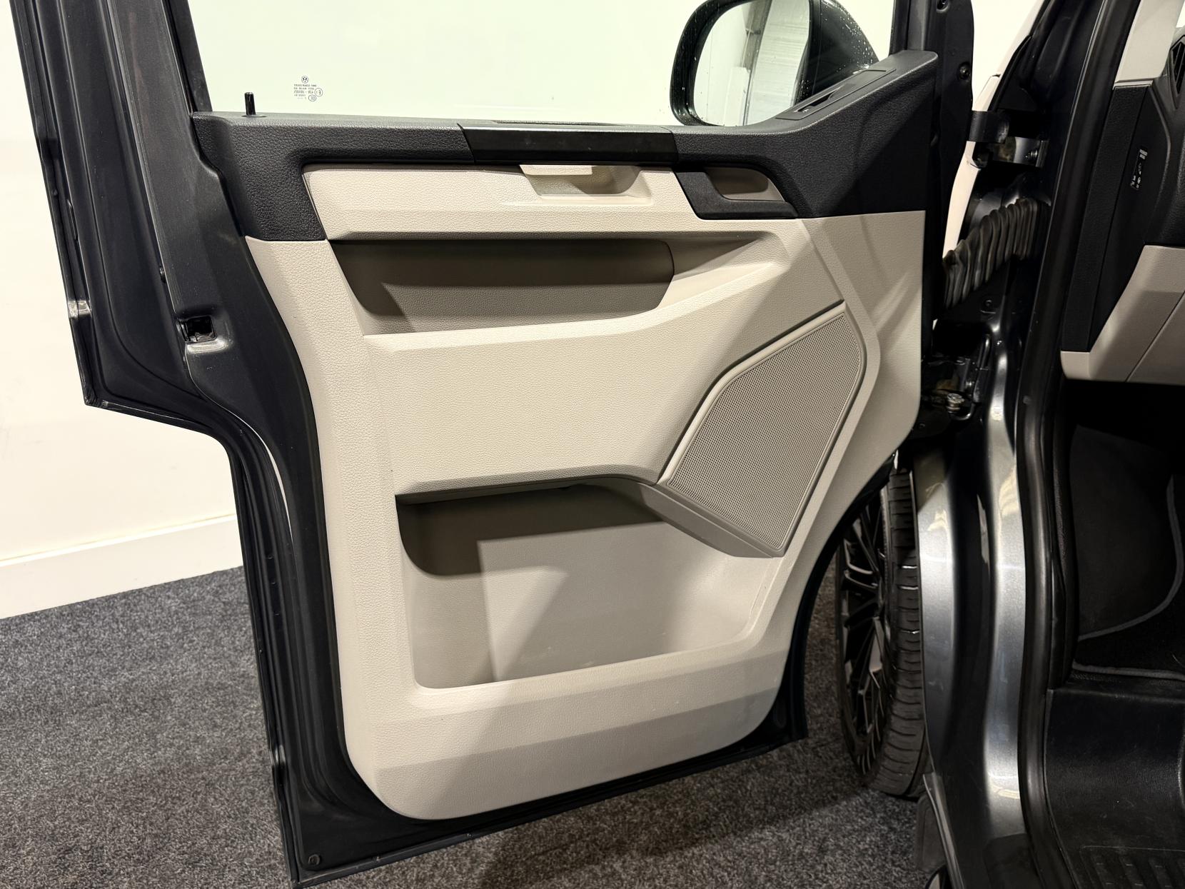 Volkswagen Transporter 2.0 TDI T32 BlueMotion Tech Highline Kombi Double Cab 5dr Diesel DSG FWD SWB Euro 6 (s/s) (150 ps)