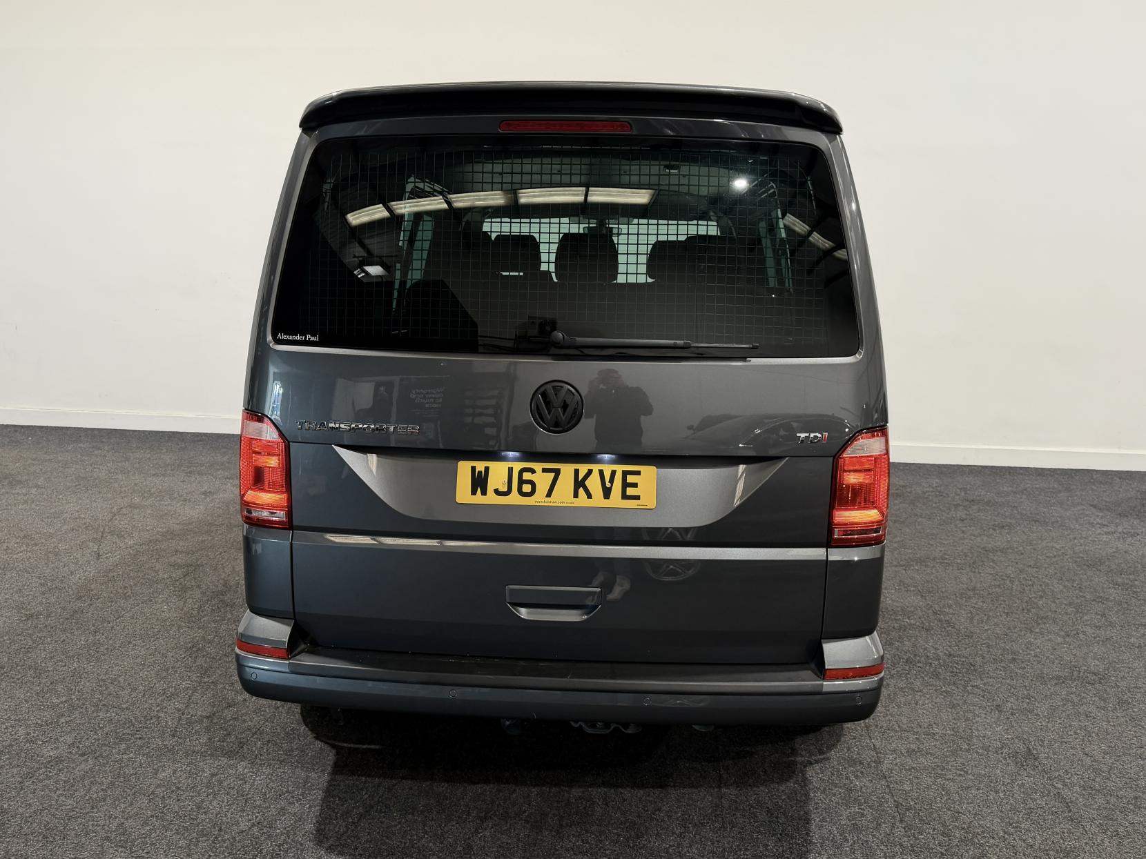 Volkswagen Transporter 2.0 TDI T32 BlueMotion Tech Highline Kombi Double Cab 5dr Diesel DSG FWD SWB Euro 6 (s/s) (150 ps)