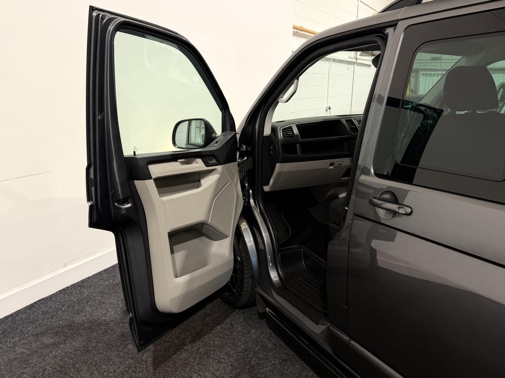 Volkswagen Transporter 2.0 TDI T32 BlueMotion Tech Highline Kombi Double Cab 5dr Diesel DSG FWD SWB Euro 6 (s/s) (150 ps)